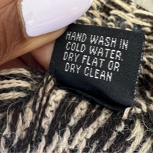 INTIWARA 100% ALPACA BUTTON FRONT Excellent Pre-Owned Condition SIZE LARGE - Picture 8 of 9